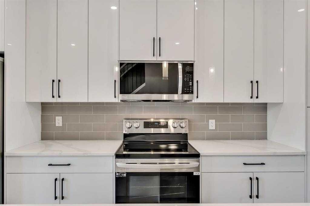 28A Green Meadow Crescent, Strathmore, AB - Indoor Photo Showing Kitchen With Upgraded Kitchen