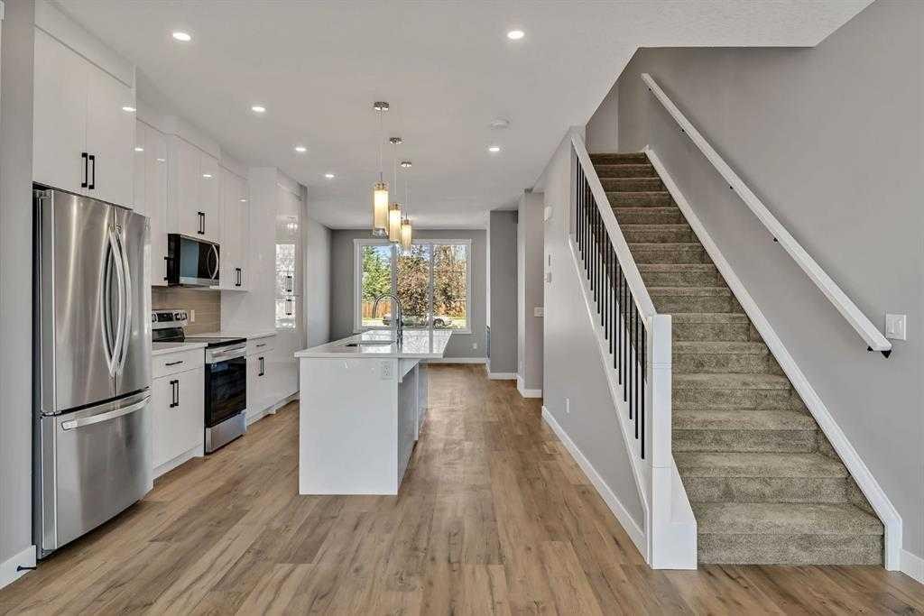 28A Green Meadow Crescent, Strathmore, AB - Indoor Photo Showing Kitchen With Upgraded Kitchen