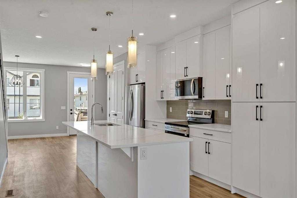 28A Green Meadow Crescent, Strathmore, AB - Indoor Photo Showing Kitchen With Upgraded Kitchen
