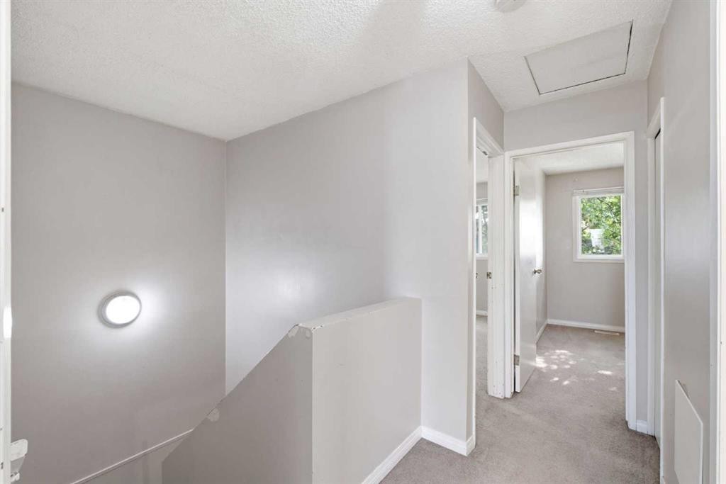 20 Georgian Villas Ne, Calgary, AB - Indoor Photo Showing Other Room