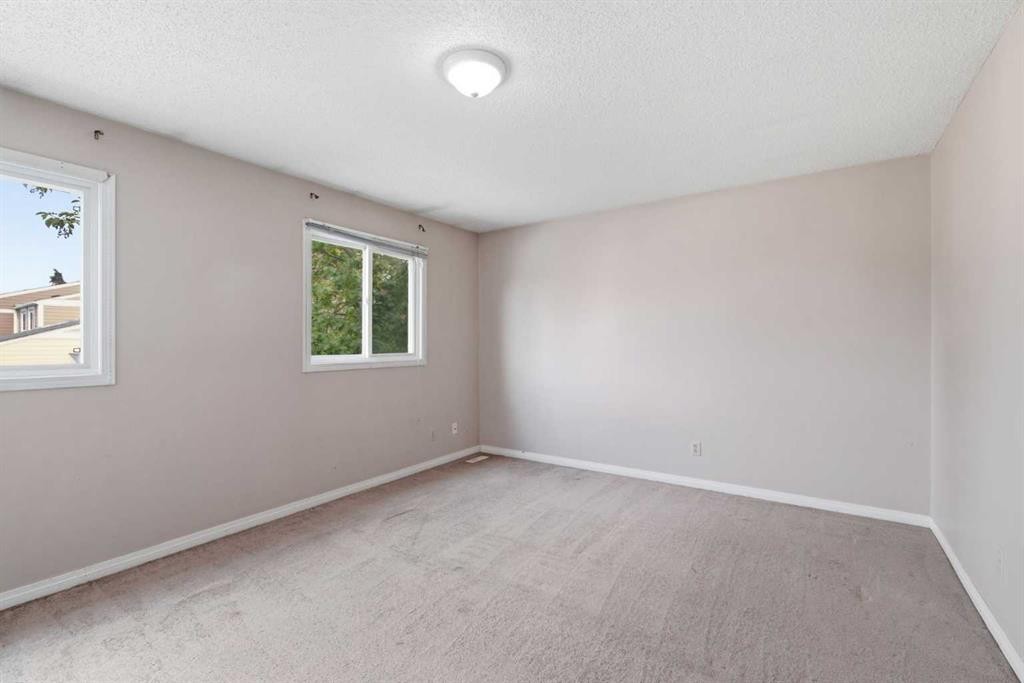 20 Georgian Villas Ne, Calgary, AB - Indoor Photo Showing Other Room