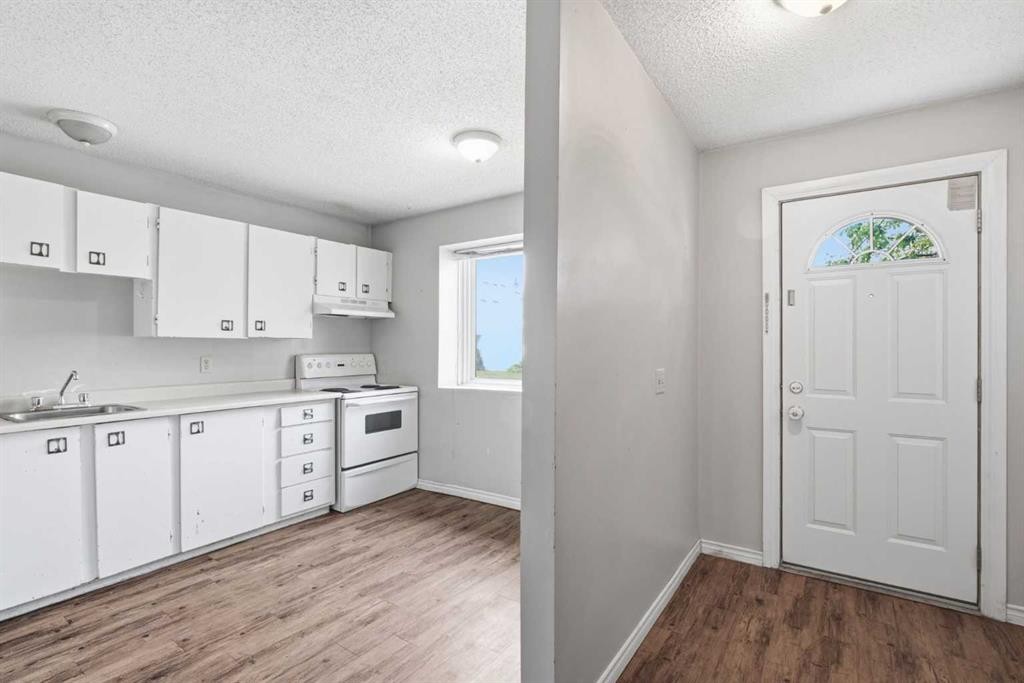 20 Georgian Villas Ne, Calgary, AB - Indoor Photo Showing Kitchen