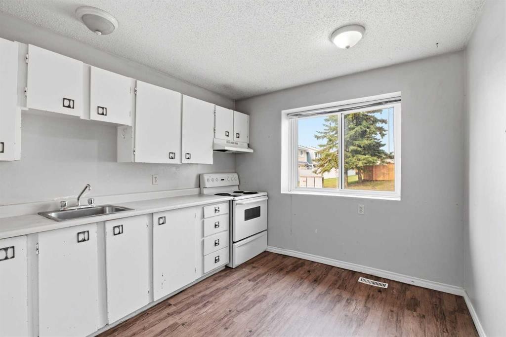 20 Georgian Villas Ne, Calgary, AB - Indoor Photo Showing Kitchen
