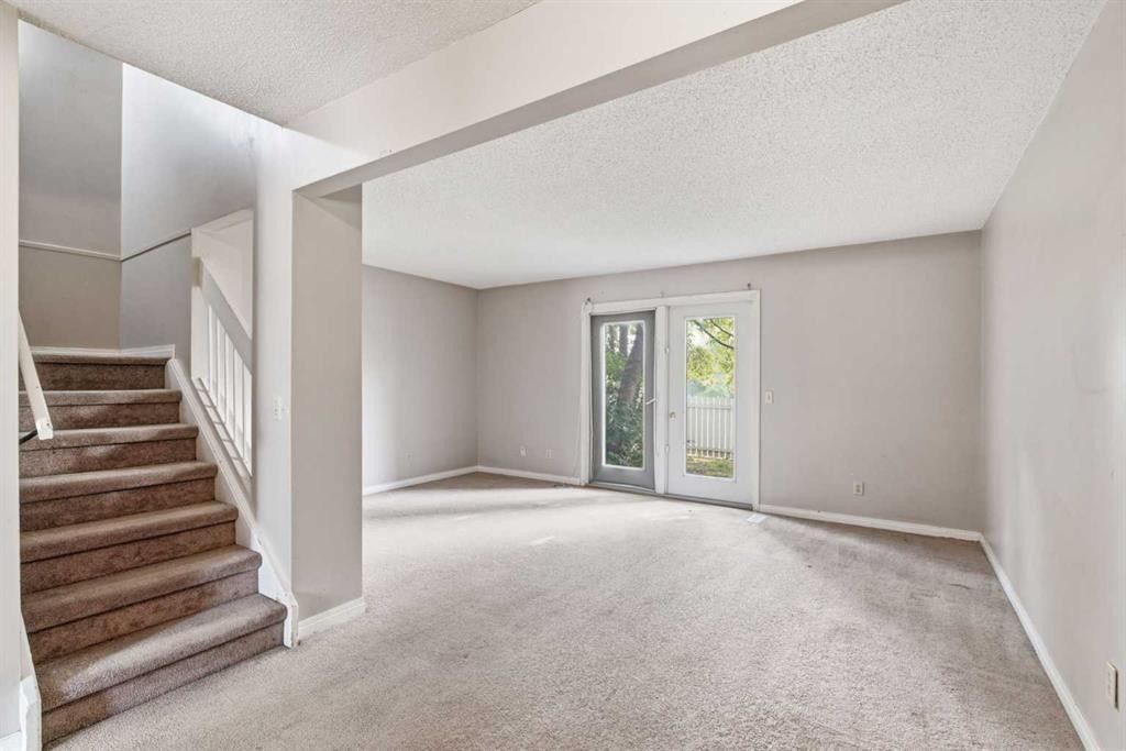 20 Georgian Villas Ne, Calgary, AB - Indoor Photo Showing Other Room