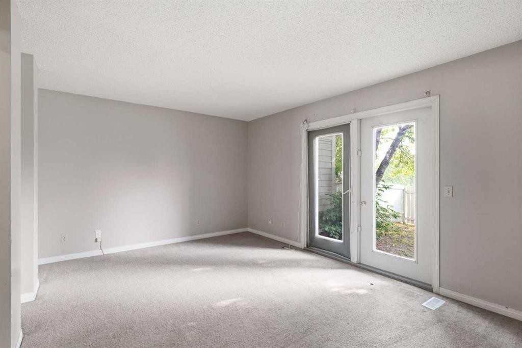 20 Georgian Villas Ne, Calgary, AB - Indoor Photo Showing Other Room