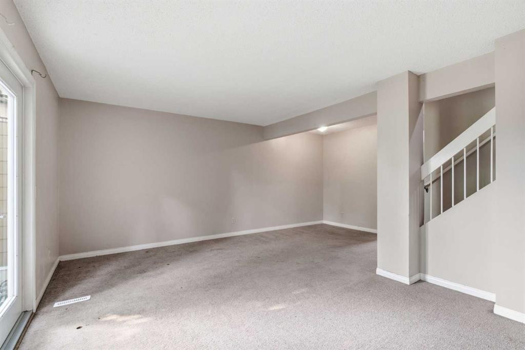 20 Georgian Villas Ne, Calgary, AB - Indoor Photo Showing Other Room
