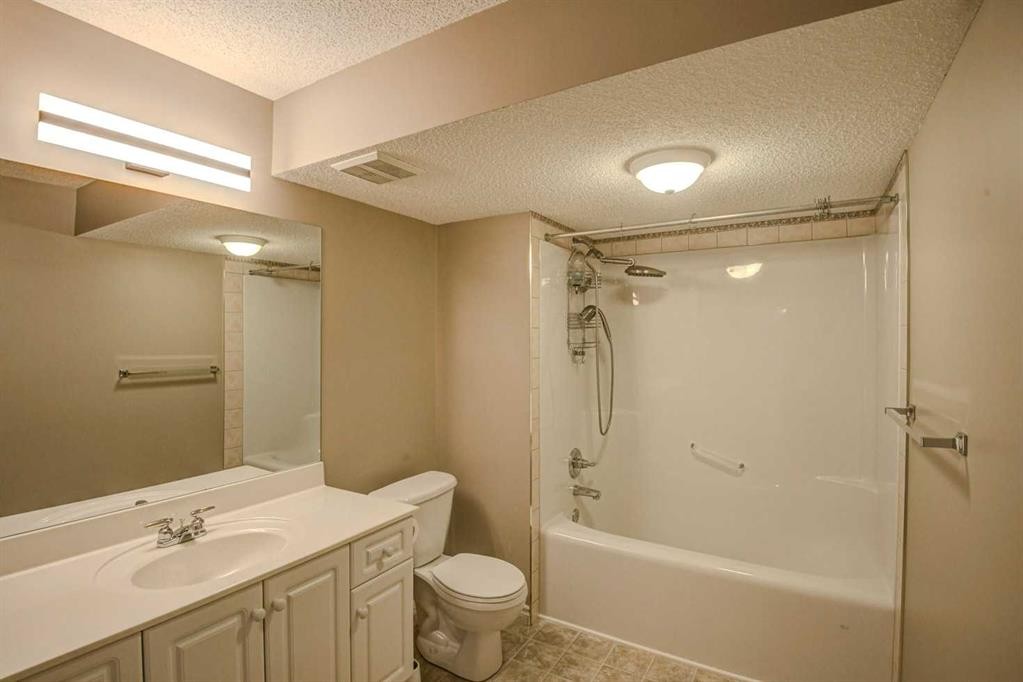 12 Straddock Villas Sw, Calgary, AB