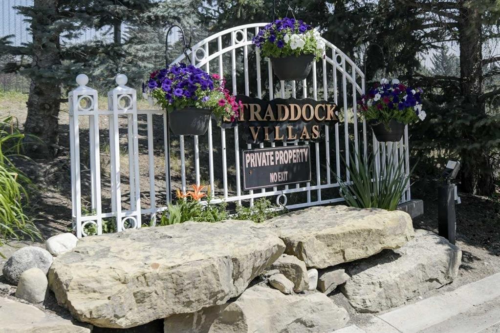 12 Straddock Villas Sw, Calgary, AB - Outdoor