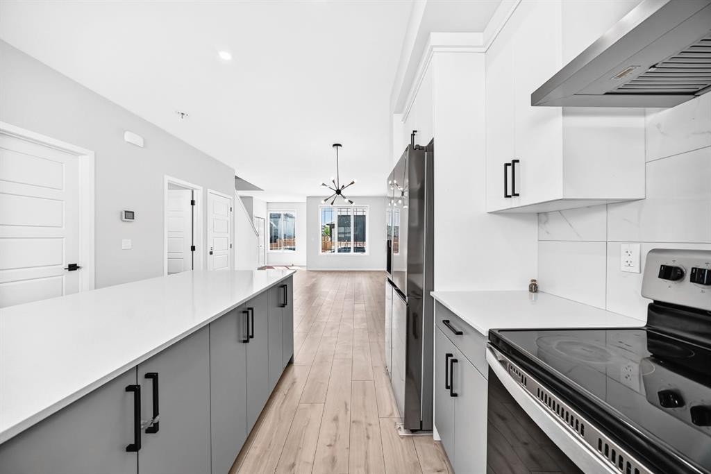 20 Corner Glen Avenue Ne, Calgary, AB - Indoor Photo Showing Kitchen With Upgraded Kitchen