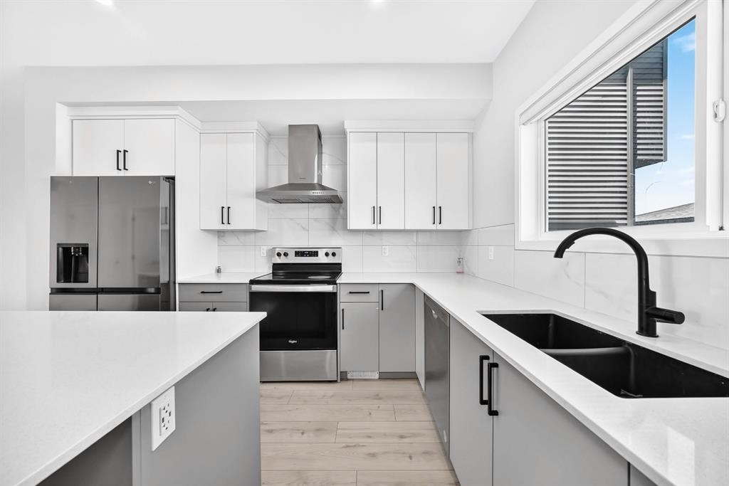 20 Corner Glen Avenue Ne, Calgary, AB - Indoor Photo Showing Kitchen With Double Sink With Upgraded Kitchen