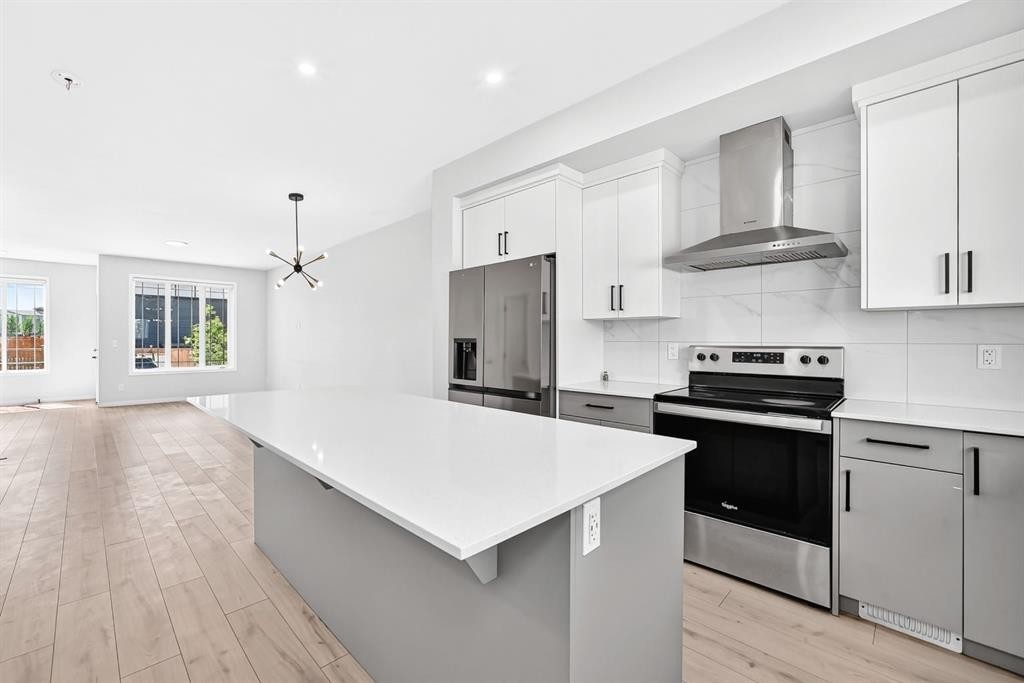 20 Corner Glen Avenue Ne, Calgary, AB - Indoor Photo Showing Kitchen With Upgraded Kitchen