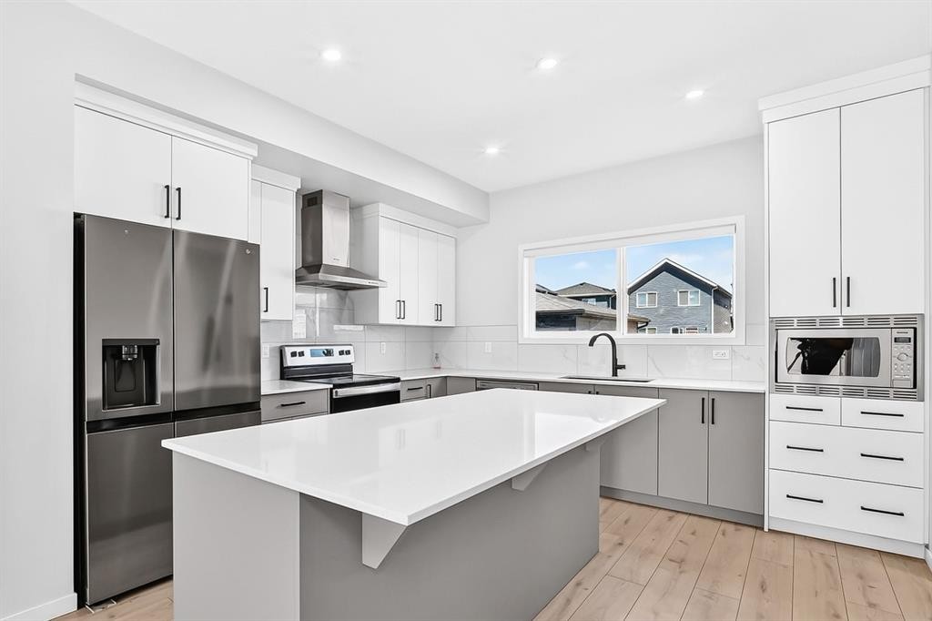 20 Corner Glen Avenue Ne, Calgary, AB - Indoor Photo Showing Kitchen With Upgraded Kitchen
