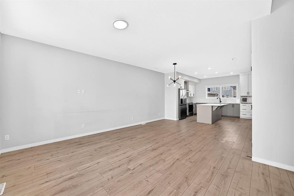 20 Corner Glen Avenue Ne, Calgary, AB - Indoor