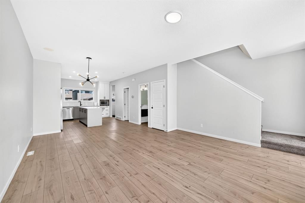 20 Corner Glen Avenue Ne, Calgary, AB - Indoor