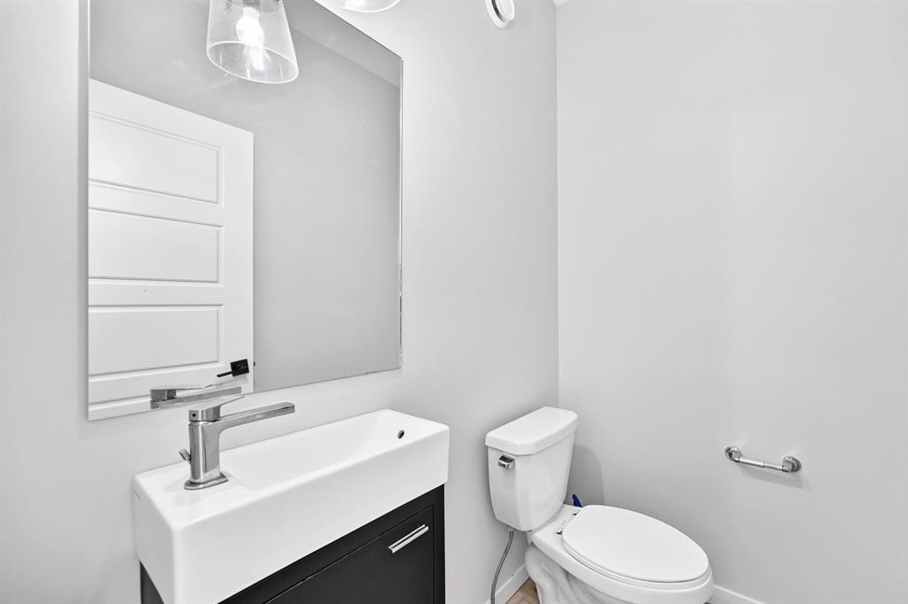 20 Corner Glen Avenue Ne, Calgary, AB - Indoor Photo Showing Bathroom