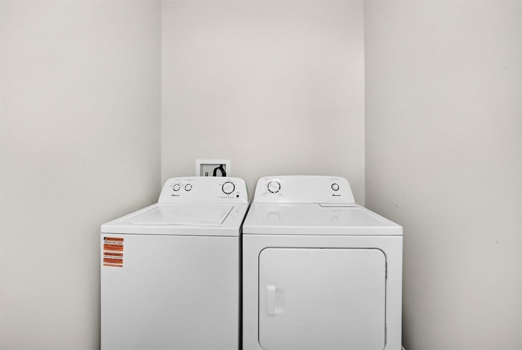 20 Corner Glen Avenue Ne, Calgary, AB - Indoor Photo Showing Laundry Room
