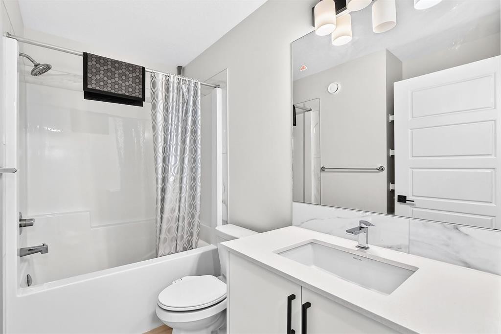 20 Corner Glen Avenue Ne, Calgary, AB - Indoor Photo Showing Bathroom