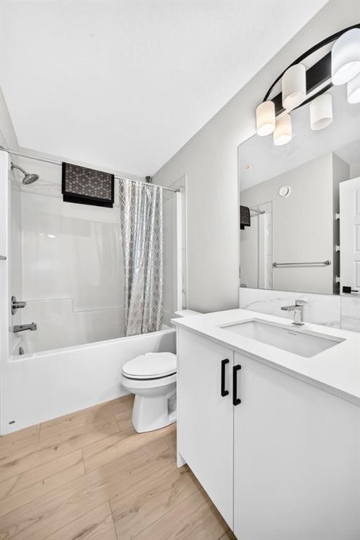 20 Corner Glen Avenue Ne, Calgary, AB - Indoor Photo Showing Bathroom
