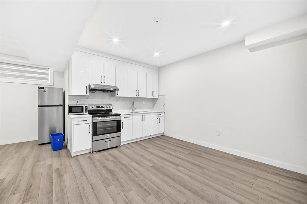 20 Corner Glen Avenue Ne, Calgary, AB - Indoor Photo Showing Kitchen
