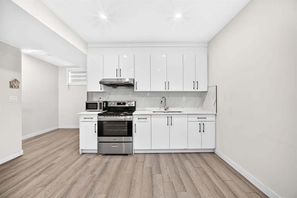20 Corner Glen Avenue Ne, Calgary, AB - Indoor Photo Showing Kitchen