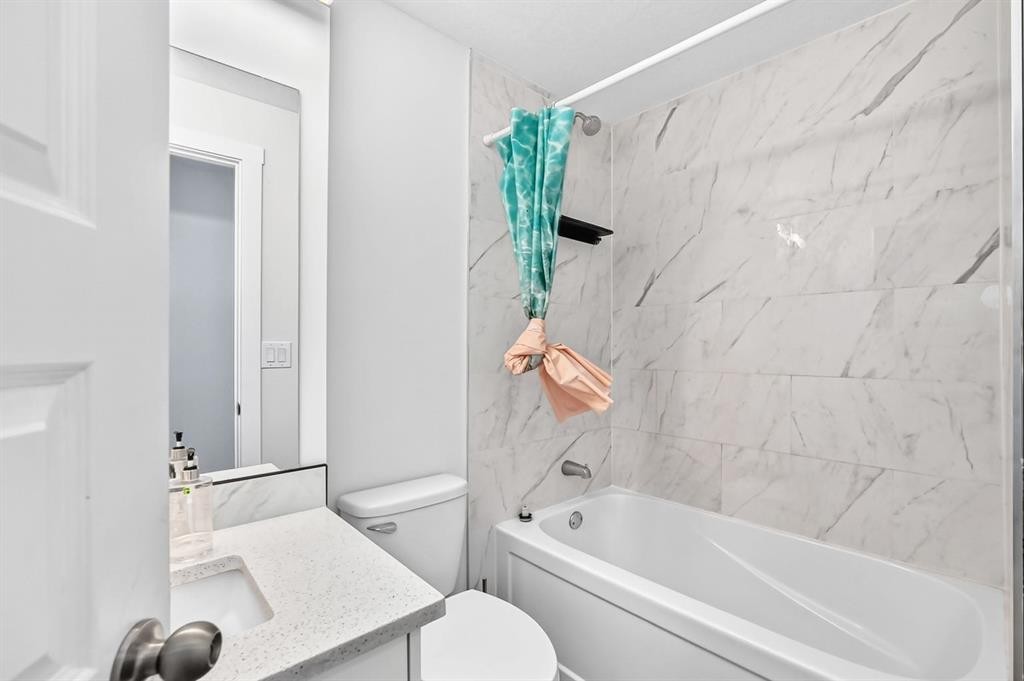 20 Corner Glen Avenue Ne, Calgary, AB - Indoor Photo Showing Bathroom