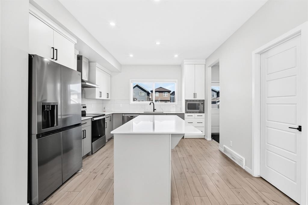 20 Corner Glen Avenue Ne, Calgary, AB - Indoor Photo Showing Kitchen With Upgraded Kitchen