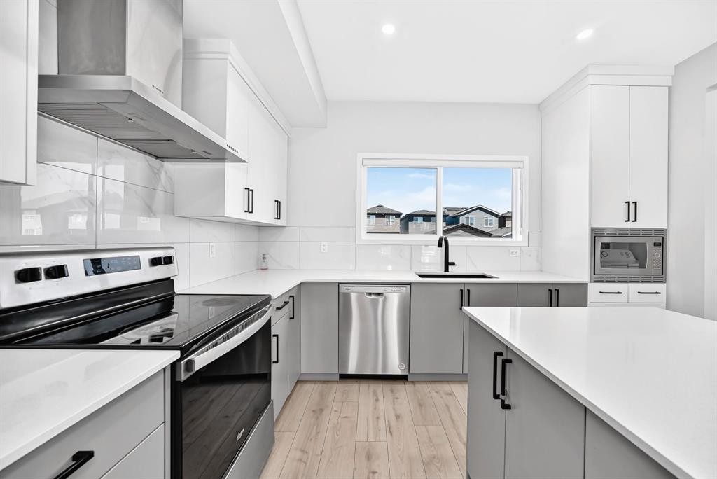 20 Corner Glen Avenue Ne, Calgary, AB - Indoor Photo Showing Kitchen With Upgraded Kitchen