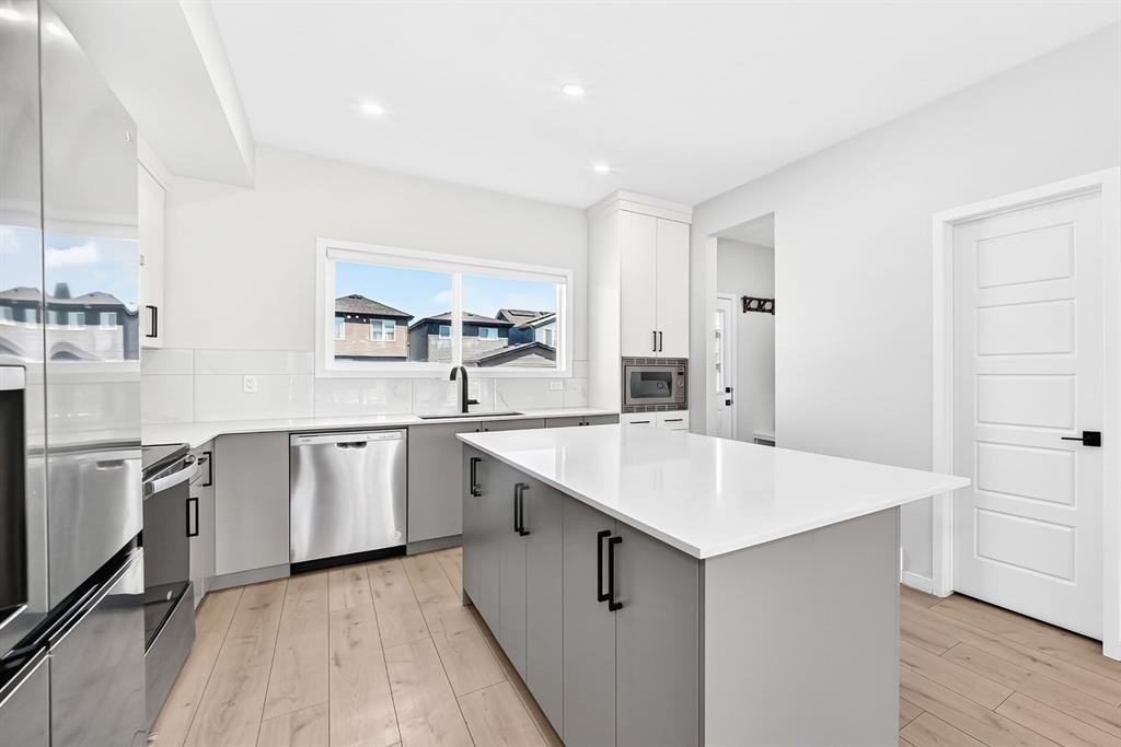 20 Corner Glen Avenue Ne, Calgary, AB - Indoor Photo Showing Kitchen With Upgraded Kitchen