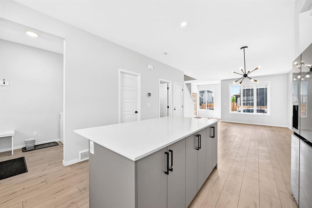 20 Corner Glen Avenue Ne, Calgary, AB - Indoor Photo Showing Kitchen With Upgraded Kitchen