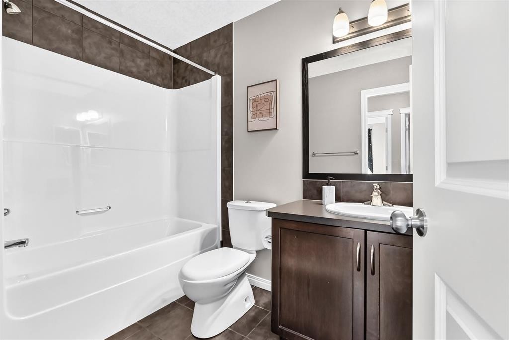 325 Kincora Glen Rise Nw, Calgary, AB - Indoor Photo Showing Bathroom