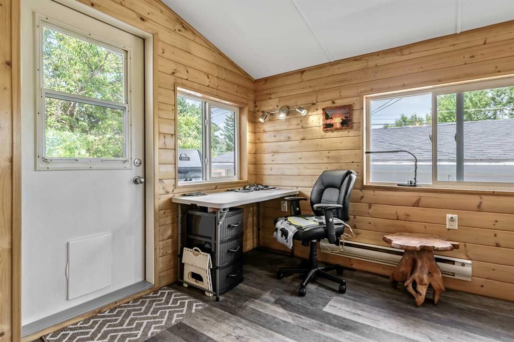 216 B Royal, Diamond Valley, AB - Indoor Photo Showing Office