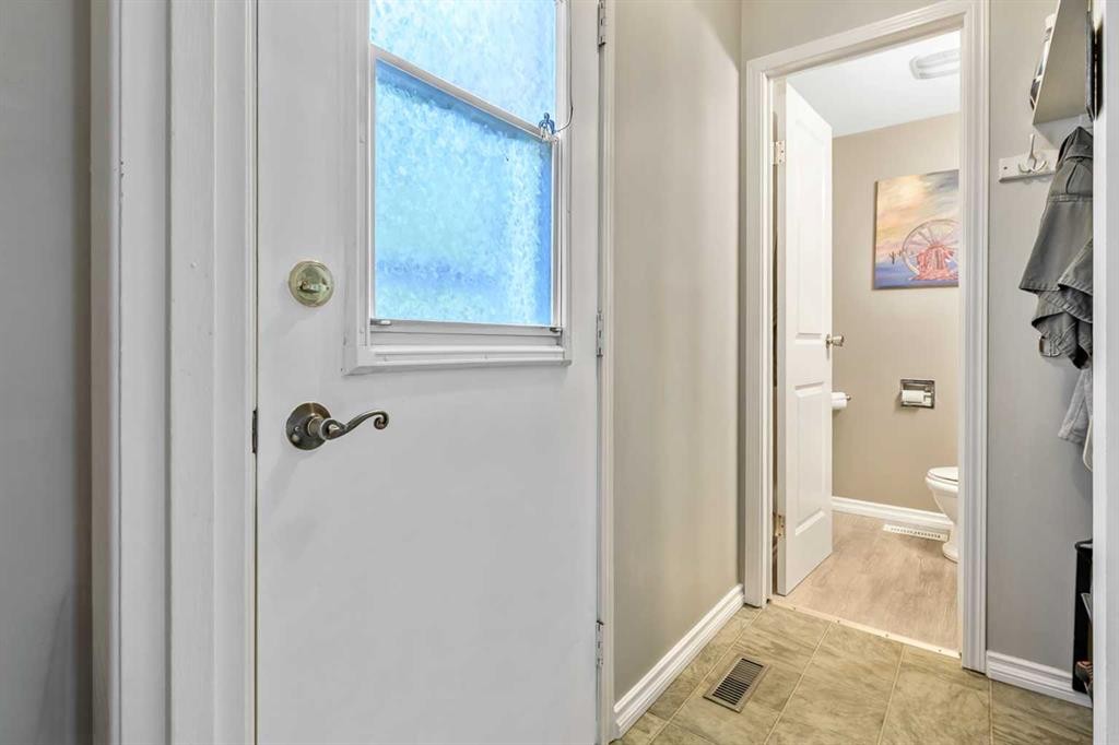 216 B Royal, Diamond Valley, AB - Indoor