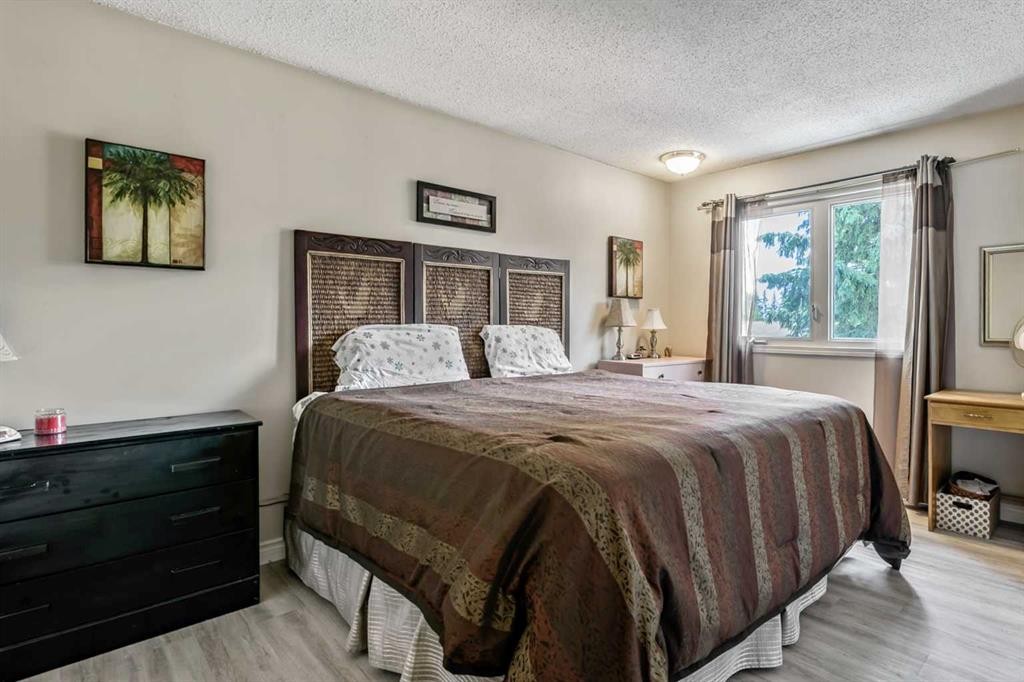 216 B Royal, Diamond Valley, AB - Indoor Photo Showing Bedroom