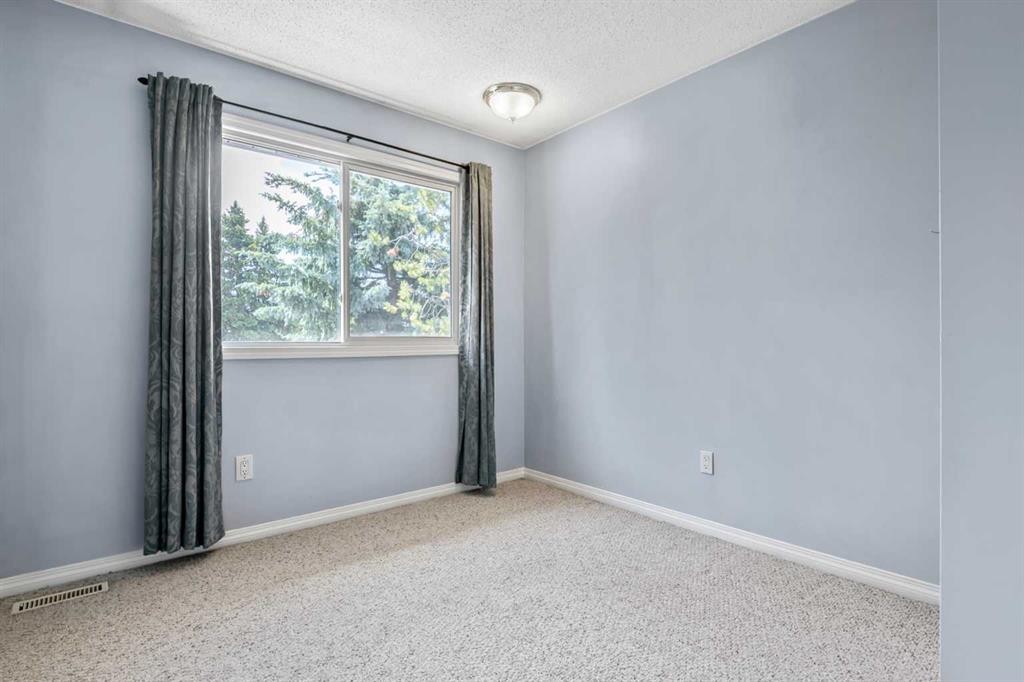 216 B Royal, Diamond Valley, AB - Indoor Photo Showing Other Room
