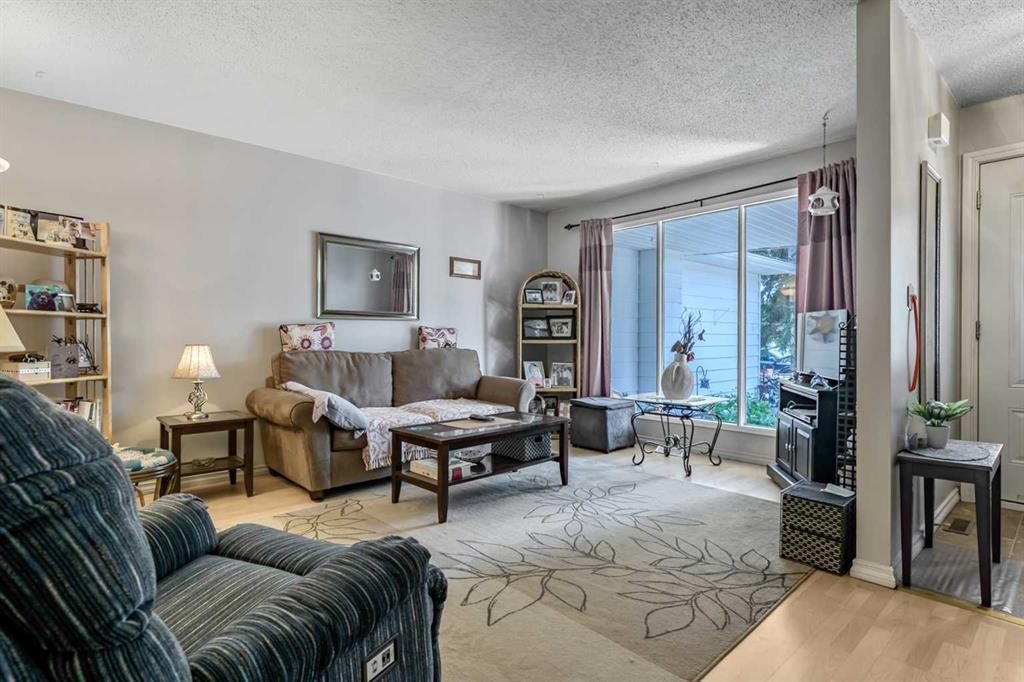216 B Royal, Diamond Valley, AB - Indoor Photo Showing Living Room