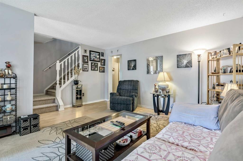 216 B Royal, Diamond Valley, AB - Indoor Photo Showing Living Room
