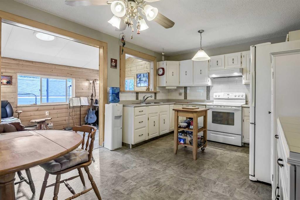 216 B Royal, Diamond Valley, AB - Indoor Photo Showing Kitchen