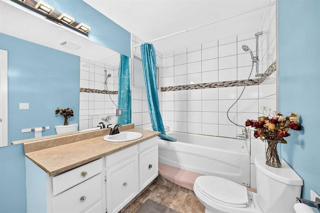 1823 65 Street Ne, Calgary, AB - Indoor Photo Showing Bathroom