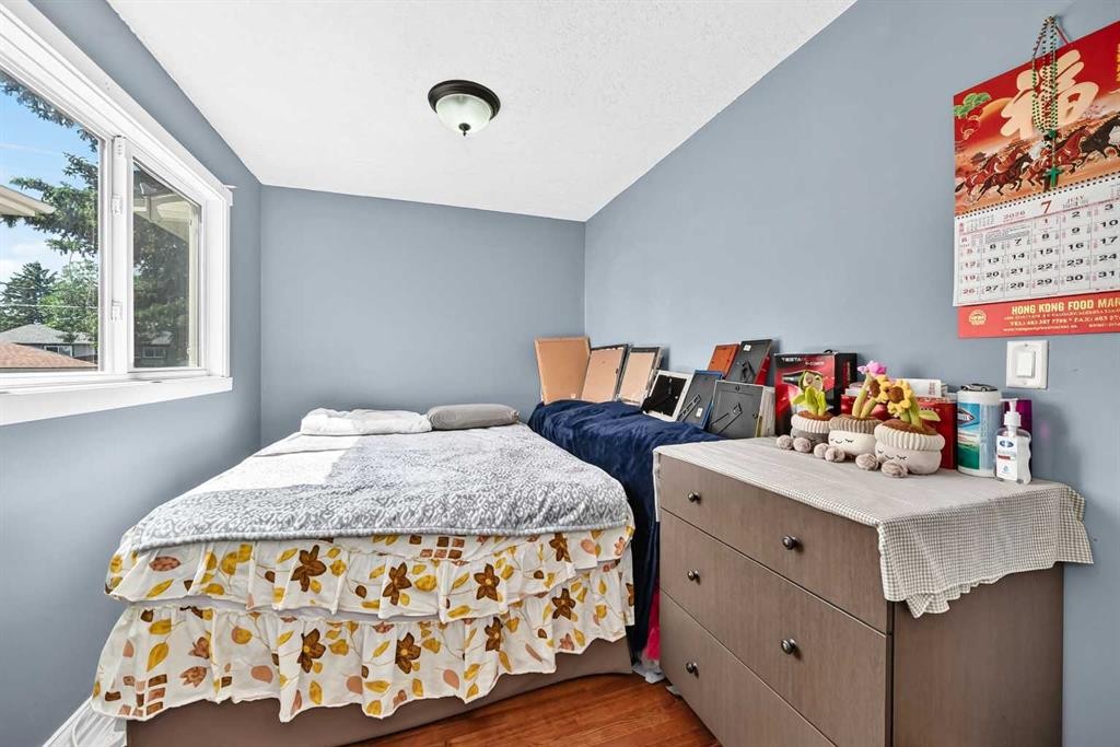 1823 65 Street Ne, Calgary, AB - Indoor Photo Showing Bedroom