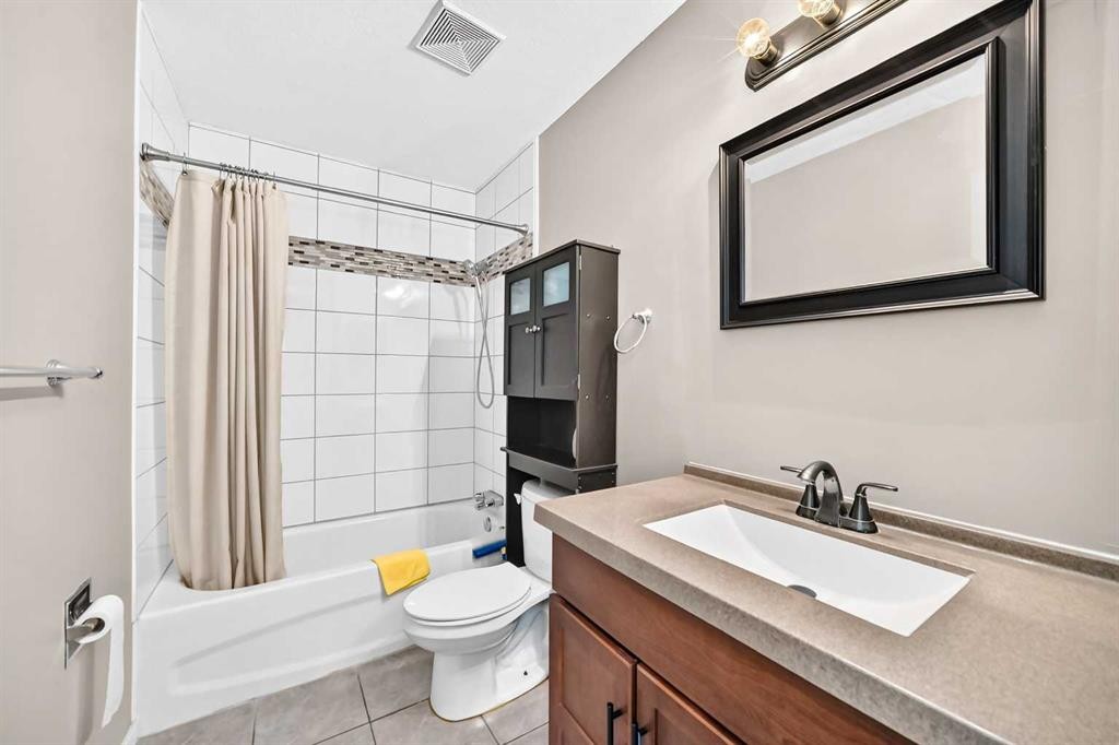 1823 65 Street Ne, Calgary, AB - Indoor Photo Showing Bathroom