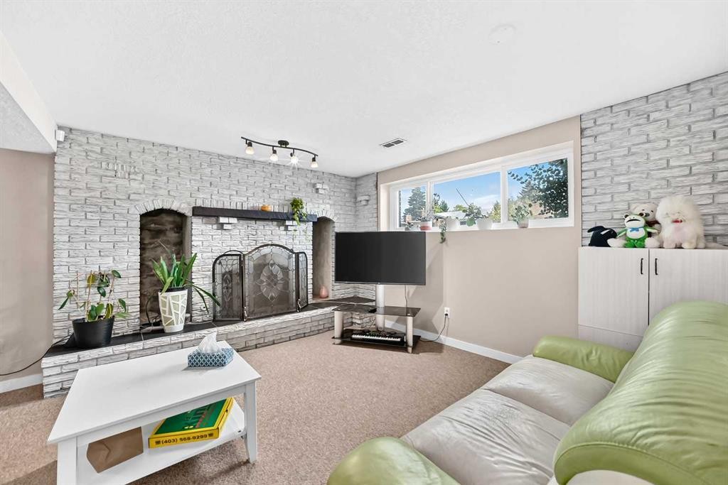 1823 65 Street Ne, Calgary, AB - Indoor Photo Showing Other Room
