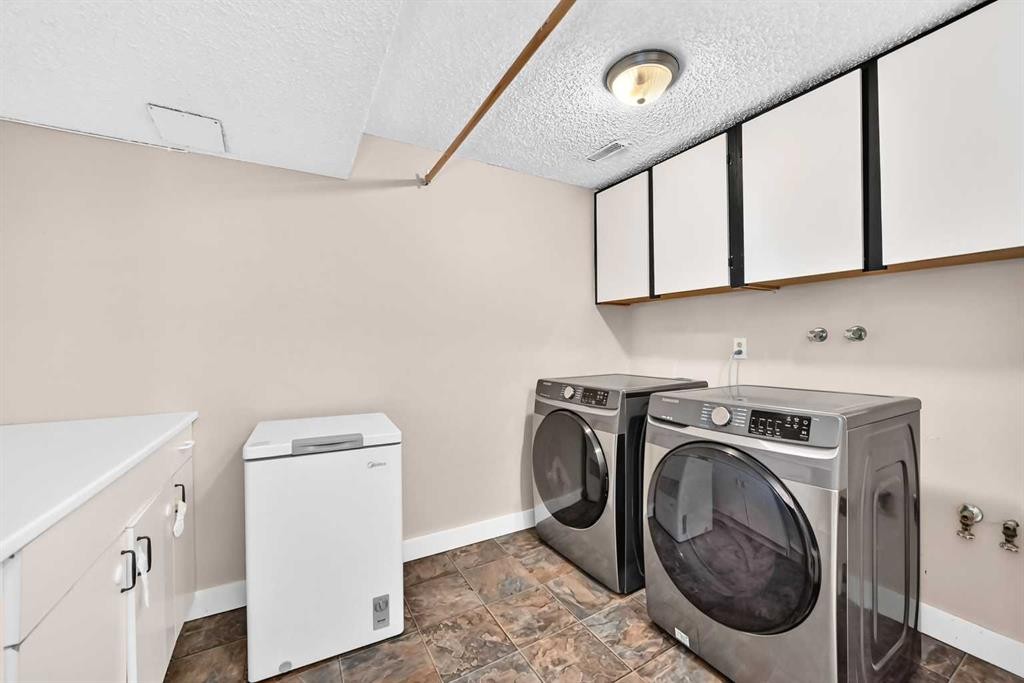 1823 65 Street Ne, Calgary, AB - Indoor Photo Showing Laundry Room