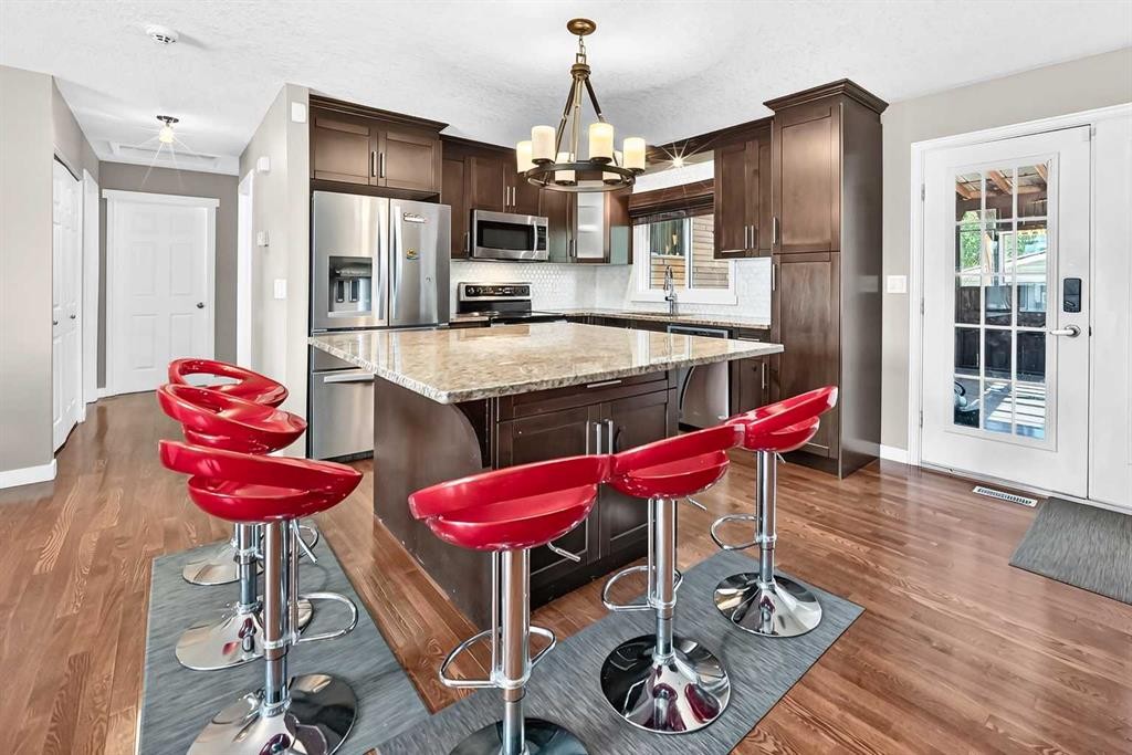 1823 65 Street Ne, Calgary, AB - Indoor Photo Showing Kitchen With Stainless Steel Kitchen With Upgraded Kitchen