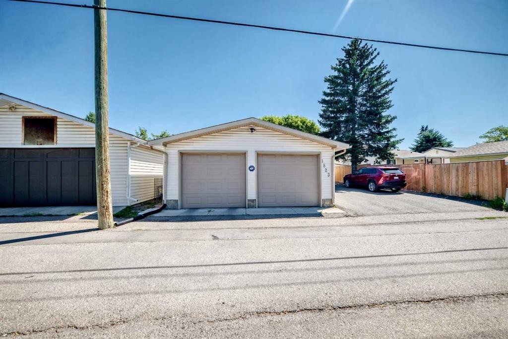 1823 65 Street Ne, Calgary, AB - Outdoor