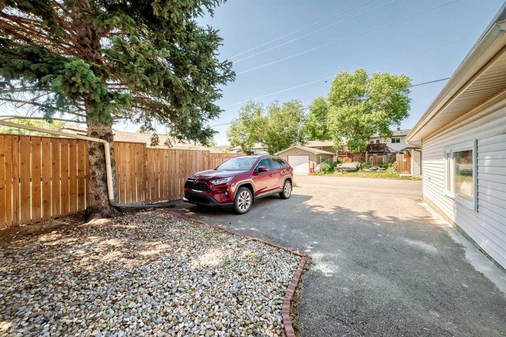 1823 65 Street Ne, Calgary, AB - Outdoor