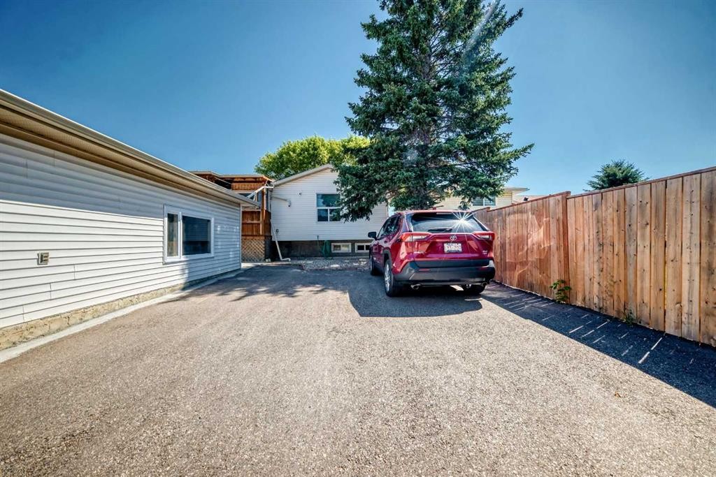 1823 65 Street Ne, Calgary, AB - Outdoor