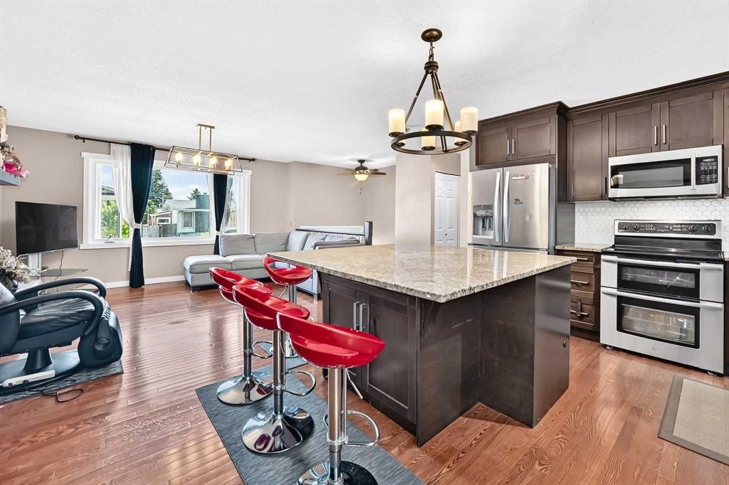 1823 65 Street Ne, Calgary, AB - Indoor Photo Showing Kitchen With Stainless Steel Kitchen With Upgraded Kitchen
