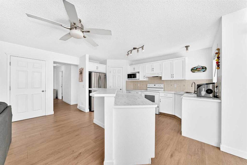 124 West Lakeview Drive, Chestermere, AB - Indoor Photo Showing Kitchen