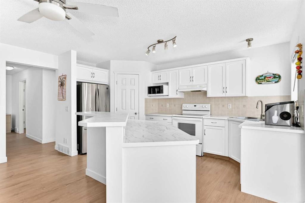 124 West Lakeview Drive, Chestermere, AB - Indoor Photo Showing Kitchen