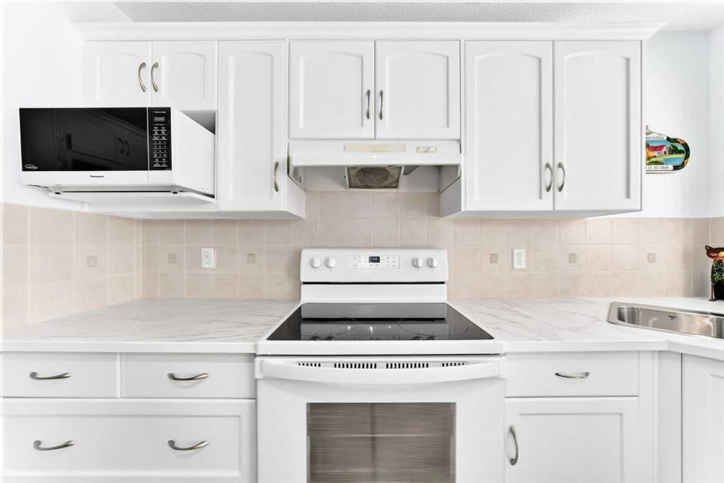 124 West Lakeview Drive, Chestermere, AB - Indoor Photo Showing Kitchen